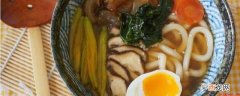 日本酱油、墨鱼素、清酒和味林放入锅中5分钟 日式乌冬面的汤怎么调
